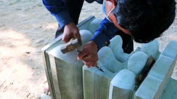 Stonecutter en las obras de restauración — Vídeo de stock