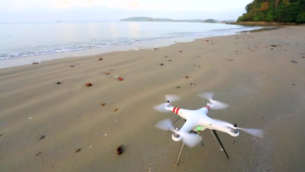 Quadrocopter παίρνει μακριά από την παραλία — Αρχείο Βίντεο