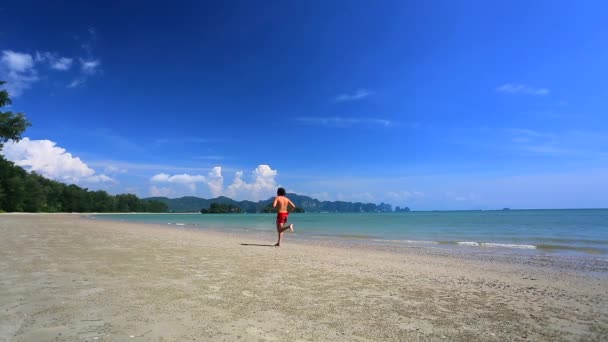 Mężczyzna biegający po plaży — Wideo stockowe