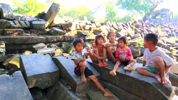 Kinderen bij Beng Melea tempel — Stockvideo