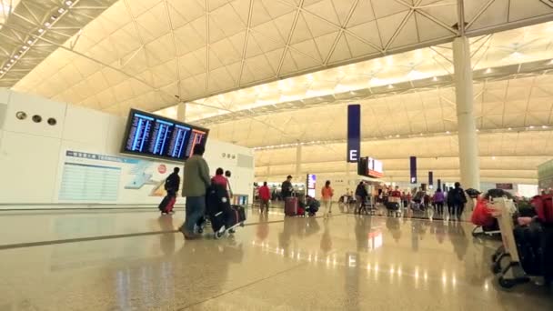 Persone all'aeroporto internazionale di Hong Kong — Video Stock
