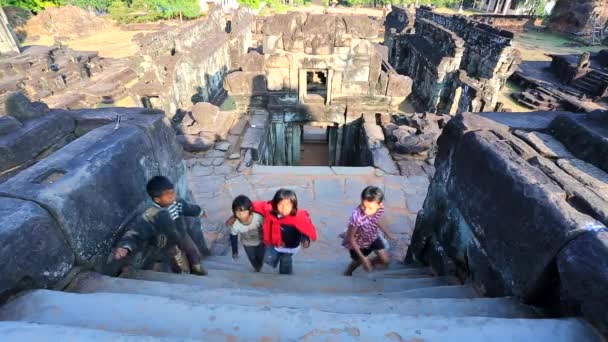 Niños camboyanos en el templo de Bakong — Vídeo de stock