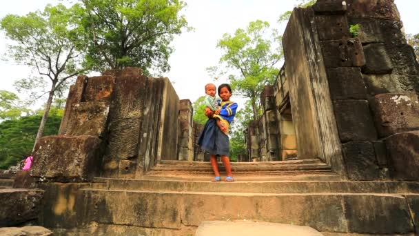 Kambodży dziewczynka trzymając dziecko — Wideo stockowe