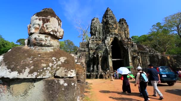 Puerta Sur en Angkor Thom — Vídeo de stock