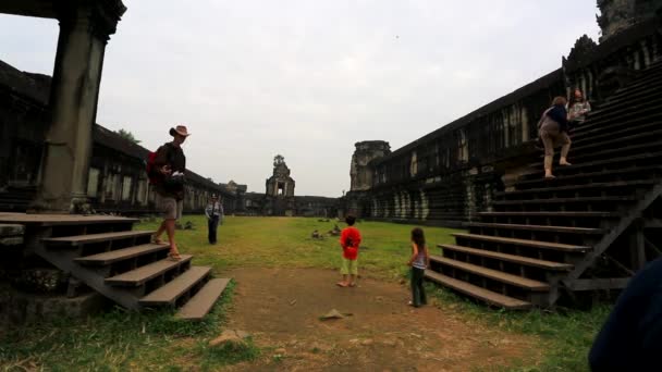 Turyści odwiedzają świątyni Angkor Wat — Wideo stockowe