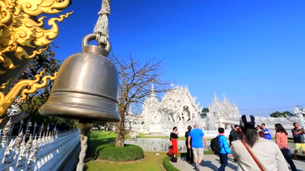 I turisti visitano il tempio di Wat Rong Khun — Video Stock