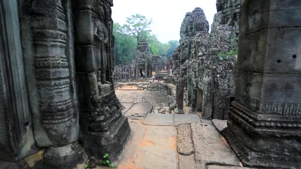 Turisté navštěvují chrám Bayon — Stock video