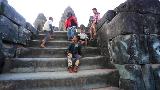 Enfants cambodgiens au temple Bakong — Video