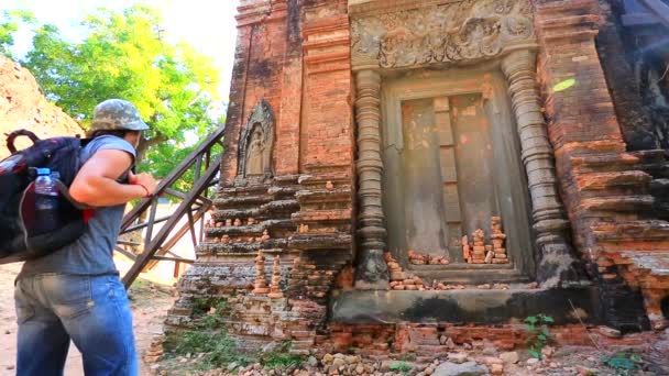 Mannelijke backpacker bezoekende Lolei tempel — Stockvideo