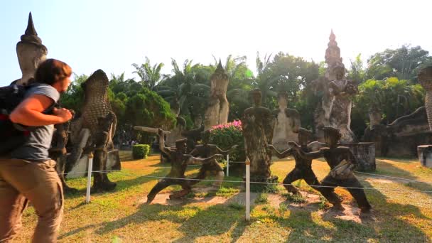 Turista visitando Buddha Park — Vídeo de Stock