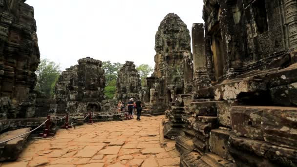 Turistler Bayon tapınağını ziyaret — Stok video