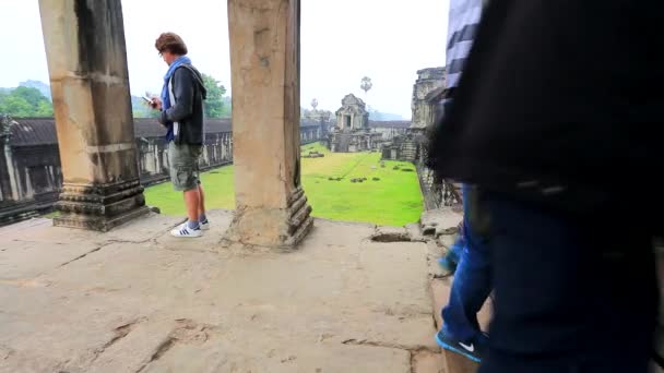 Tourists visit Angkor Wat Temple — Stock Video