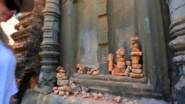 Backpacker visiting Lolei temple — Stock Video