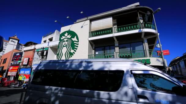 Starbucks koffie op oude stad — Stockvideo