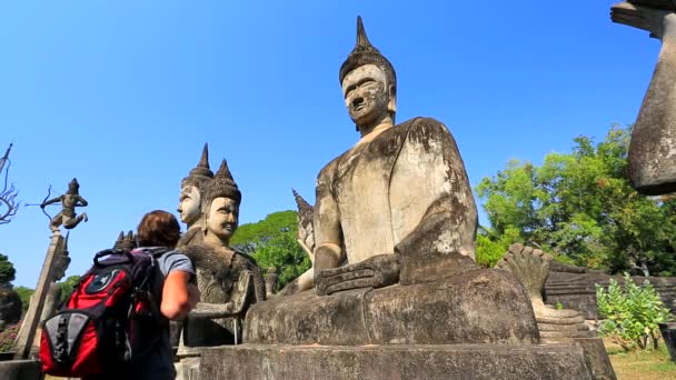 Turista visitando Buddha Park — Vídeo de Stock