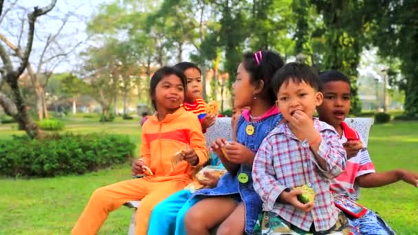 Crianças cambojanas brincando — Vídeo de Stock