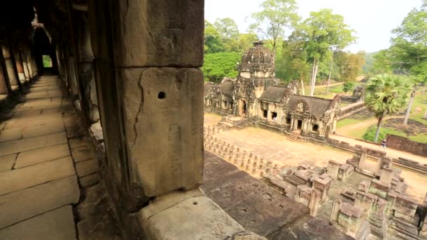 Turistas visitam templo de Baphuon — Vídeo de Stock