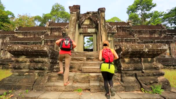 Backpackers visiting Angkor Wat Temple. — Stock Video