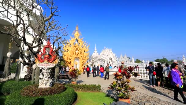 Los turistas visitan el templo de Wat Rong Khun — Vídeo de stock