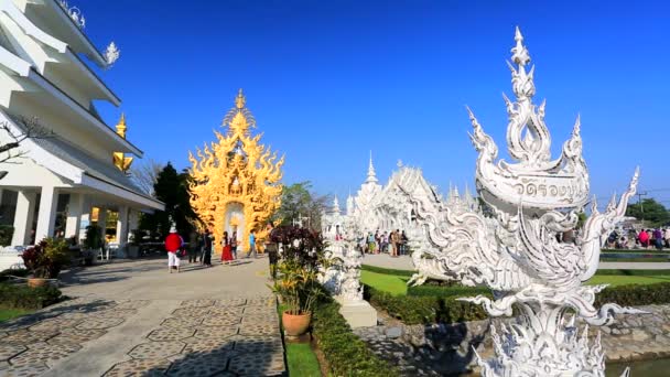 Los turistas visitan el templo de Wat Rong Khun — Vídeo de stock