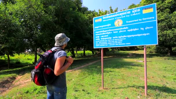 Hombre leyendo la placa de identificación — Vídeos de Stock