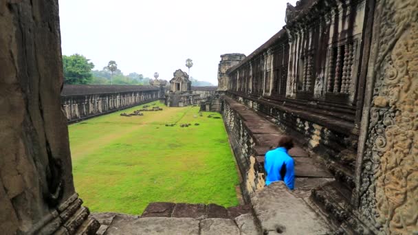 Tourist visit Angkor Wat Temple — Stock Video