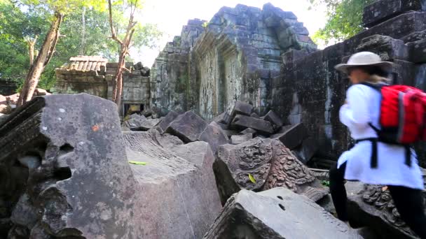 Backpacker visiting Beng Melea temple — Stock Video