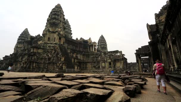 Turyści odwiedzają świątyni Angkor Wat — Wideo stockowe