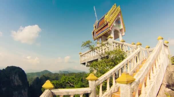 Буддийский храм на горе — стоковое видео