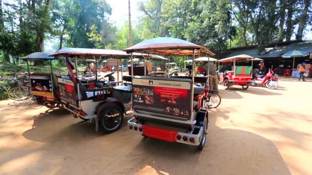 Tuk tuks parkeren — Stockvideo