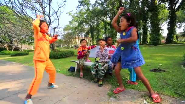 Kambodschanische Kinder spielen — Stockvideo