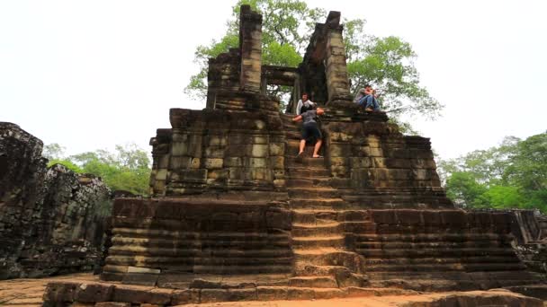 Los turistas visitan el templo de Bayon — Vídeo de stock