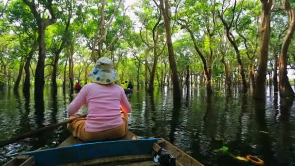 Femme ramène un bateau à travers la forêt — Video