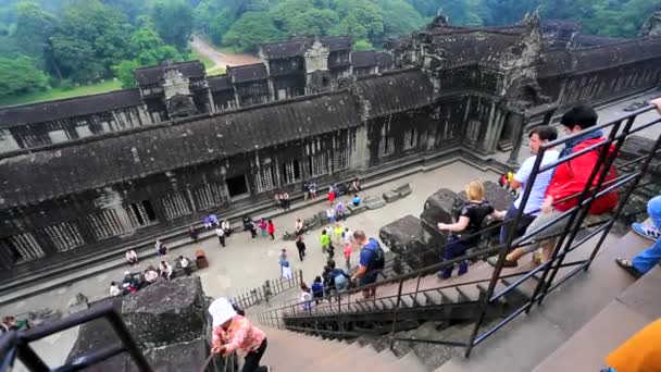 Toeristen klimmen stappen van tempel — Stockvideo