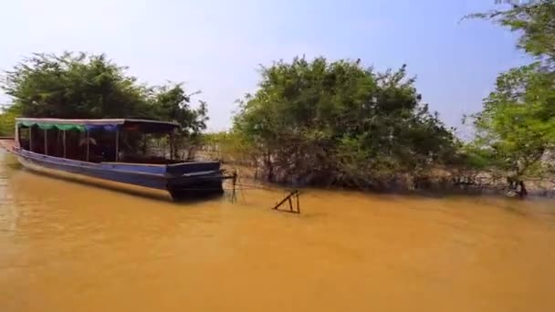 Barcos de turistas que passam em um canal — Vídeo de Stock