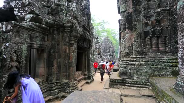 Turister besöker Bayon Temple — Stockvideo