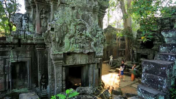 Turisté navštěvují chrám Ta Prohm — Stock video