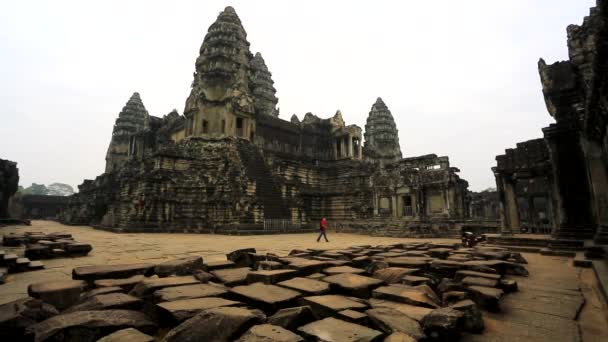 Τουρίστες επισκέπτονται του ναού Angkor Wat — Αρχείο Βίντεο