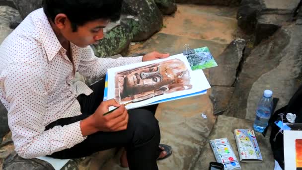 Menino desenhando um quadro — Vídeo de Stock