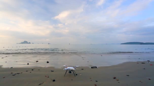 Quadrocopter vertrekt van het strand — Stockvideo