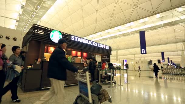 Kaffe från Starbucks på Hong Kong International Airport — Stockvideo