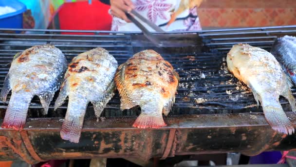 Pescado en una parrilla de carbón — Vídeo de stock