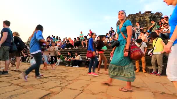 Tourists enjoy beautiful scenery at Phnom Bakheng temple — Stock Video