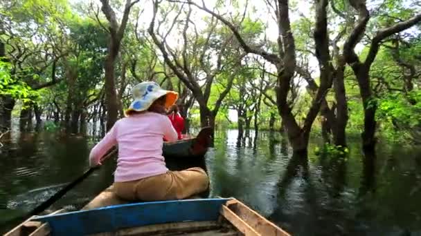 Femme ramène un bateau à travers la forêt — Video