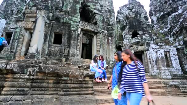 Туристы посещают храм Байон — стоковое видео