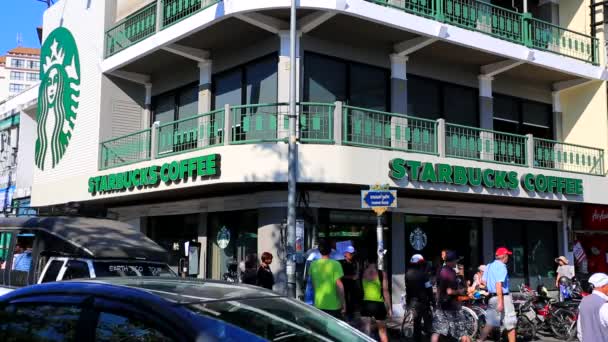 Starbucks koffie op oude stad — Stockvideo