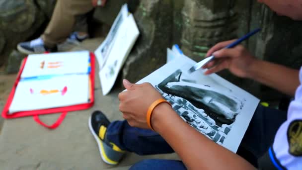 Boy draws a picture — Stock Video