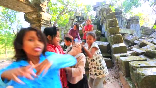 Çocuk Beng Melea Tapınağı'nda — Stok video