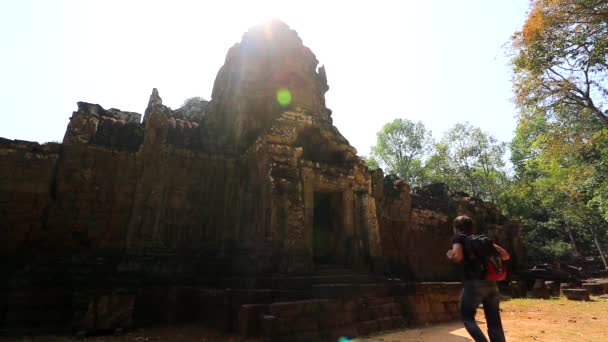 Backpacker besucht Ta Som Tempel — Stockvideo