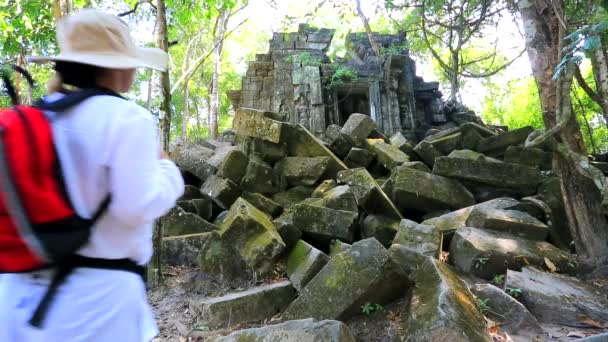Backpacker visita il tempio di Beng Melea — Video Stock